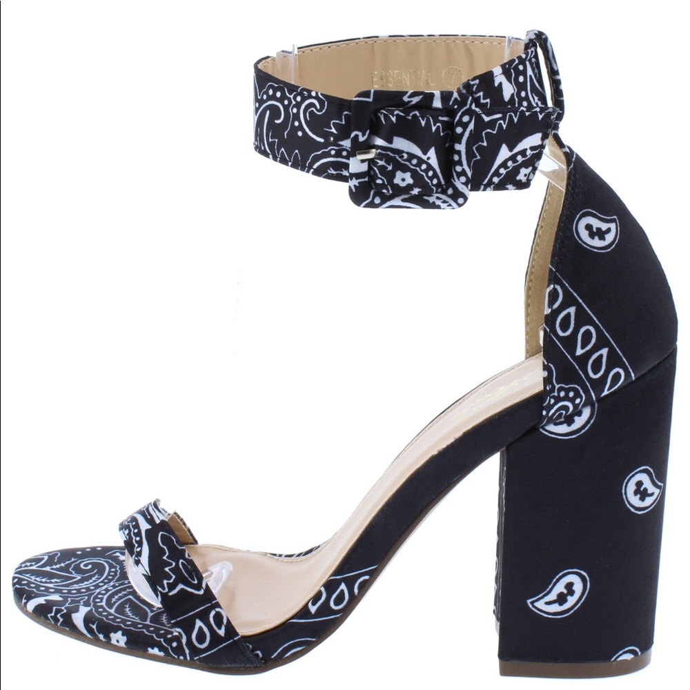 Women’s black print open toe heel Size 8.5